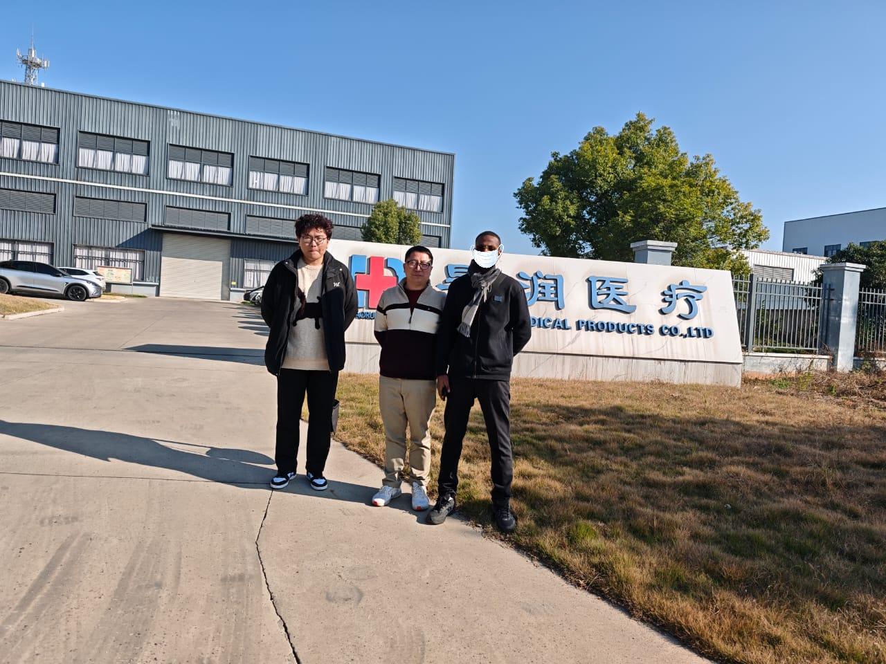 Ang Kliyente ng Africa ay Bumisita sa Aming Pabrika noong Disyembre 15, 2025: Pagpapalakas ng Potensyal ng Malalim na Kooperasyon